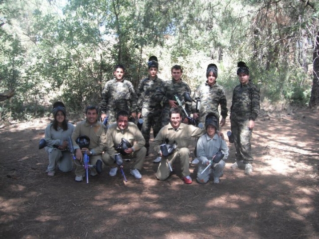  Amici che giocano a paintball 